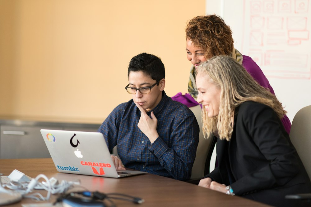 A group of IT consultants is in discussion.